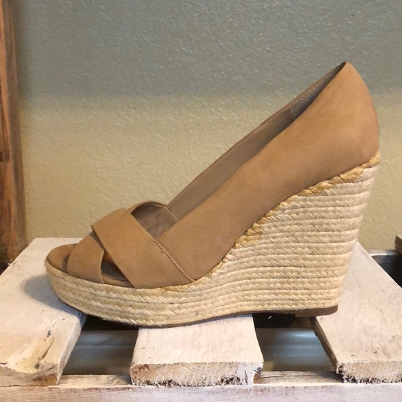 Vince Camuto Natural Wedges - Picture 7 of 8